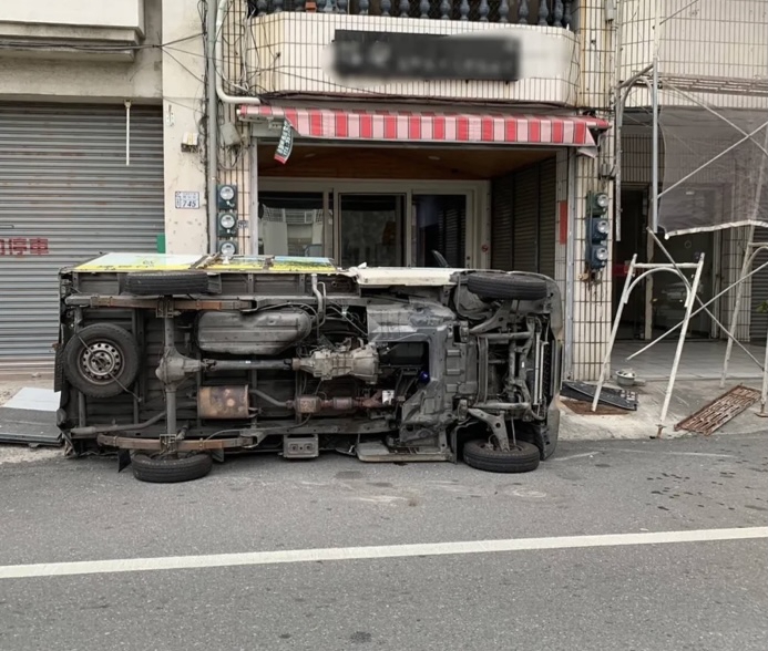 酒駕翻車｜臺東市開封街車禍，車毀人傷又吃官司，禍不單行！