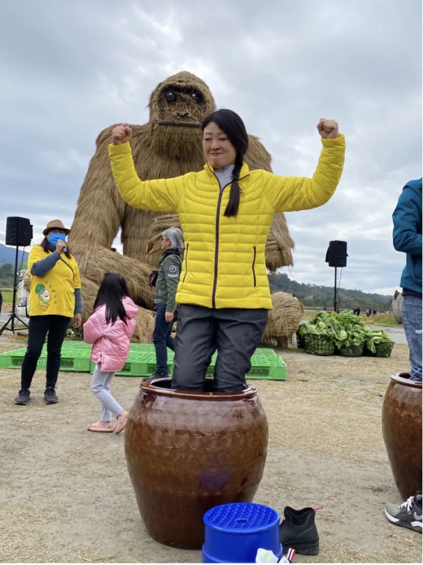 美女踩酸菜｜富里鄉農會熱情舉辦「酸菜蘿蔔節」，田園野趣、溫馨復古，寓教於樂，熱鬧滾滾！