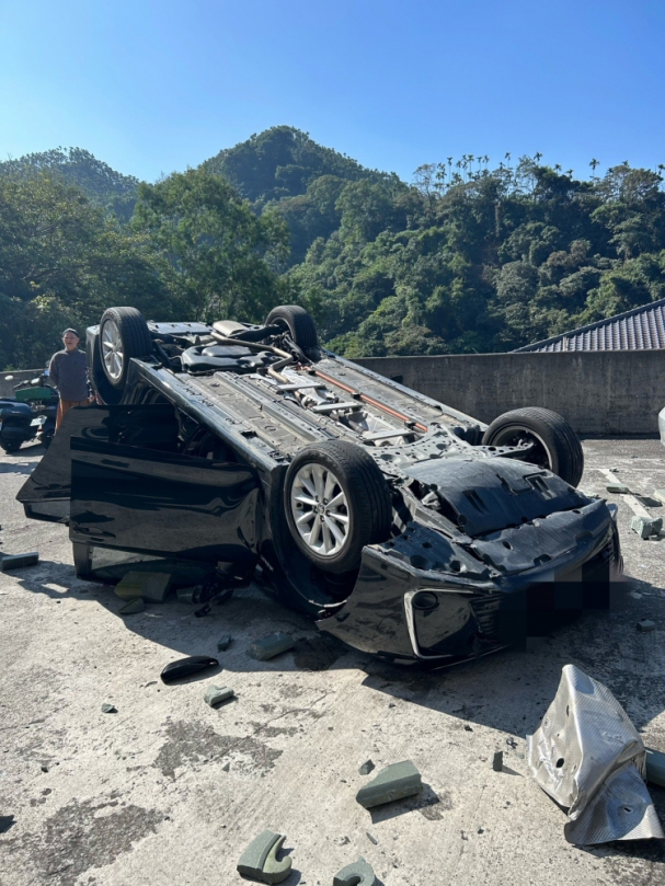 車輛疑似暴衝  撞毀寺廟二樓護欄墜落翻覆  竹崎警消急救援幸無大礙