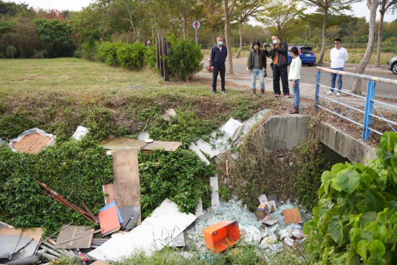 高鐵彰化站滯洪池預定地旁溝渠，遭丟棄大量不明廢棄物。（照片陳素月提供）