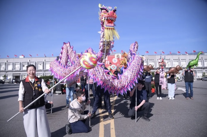 玉龍踏春來｜花蓮縣政府113年新春團拜，徐縣長與同仁舞龍迎新春！