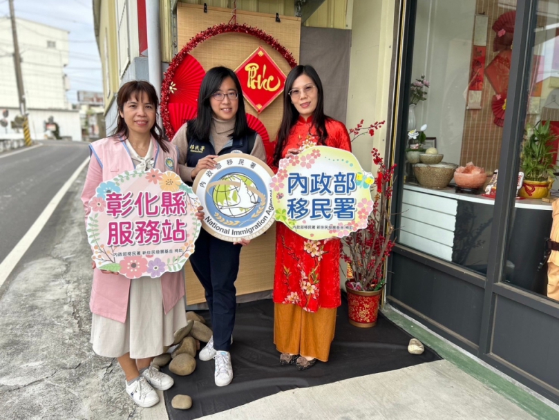 越南新住民范氏伶（右）開設的「心南鄉」店舖。（照片移民署提供）