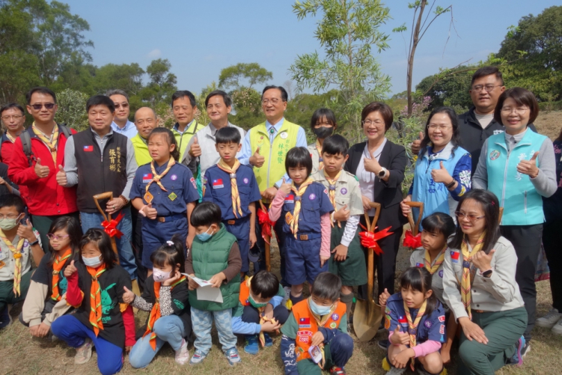 彰化縣長王惠美和南投林業分署長李政賢等各界在彰化香山公園植樹。（照片縣府、南投分署提供）