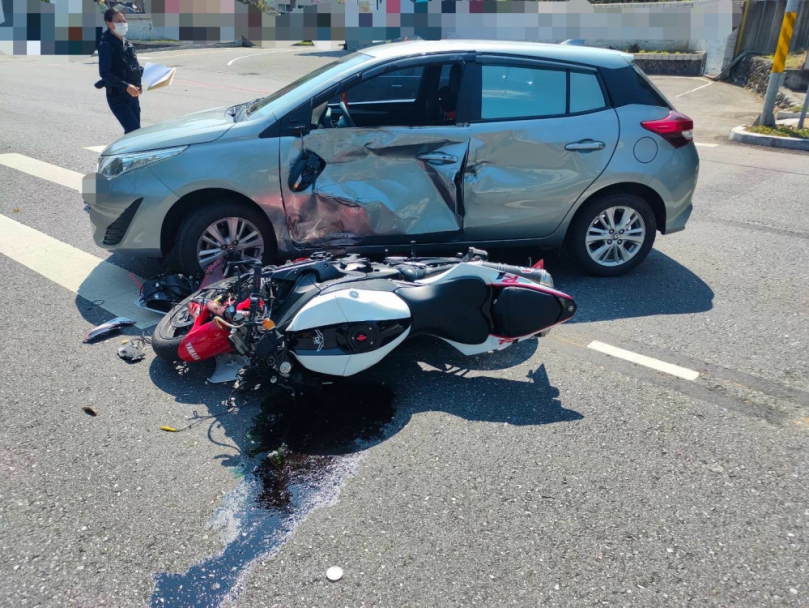 汽車迴轉與直行機車碰撞｜2車毀1人傷，花警處理中。