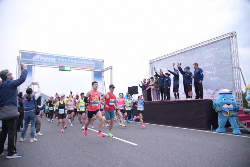 近7000人開跑｜12國2百餘位國際跑者參加太平洋浪花馬拉松鳴槍，縣長徐榛蔚歡迎大家享受花蓮山海美景！