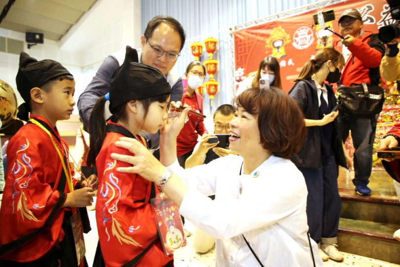 「城隍佑民•文昌護子」〜嘉義市公益古禮抓週暨學童開筆禮儀式 市長黃敏惠擔任啟蒙老師祝福寶寶快樂成長〜