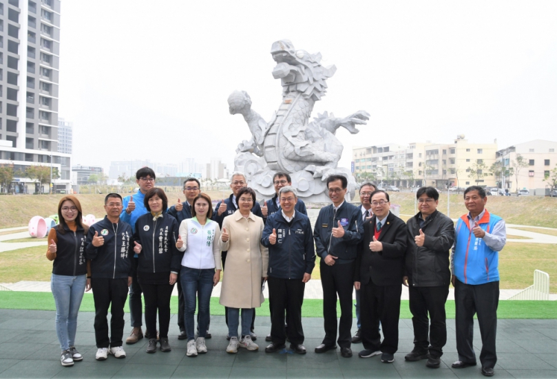 陳建仁院長（前排右5）視察員林龍燈公園滯洪池。（照片縣府提供）