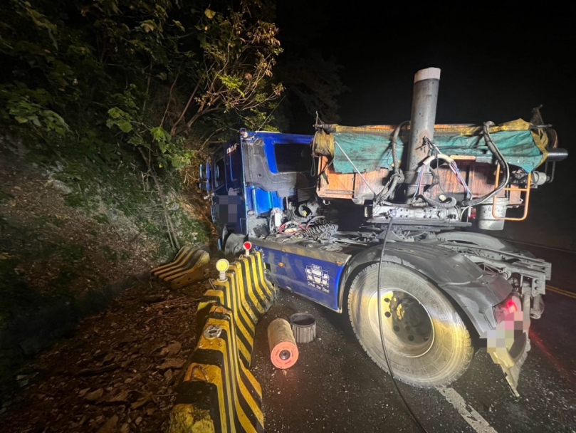 雨夜彎道打滑｜花蓮縣臺9線大貨車自撞山壁！