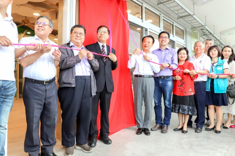 傑出校友回饋母校〜嘉義縣中埔鄉中山國小圖書館重修揭牌啟用 讓書本豐富孩子的心靈