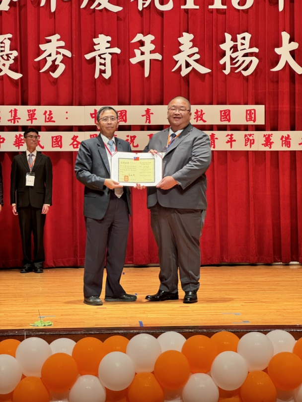 蜂蜜莊園養蜂達人吳俊賢代表南投縣獲頒113年社會優秀青年