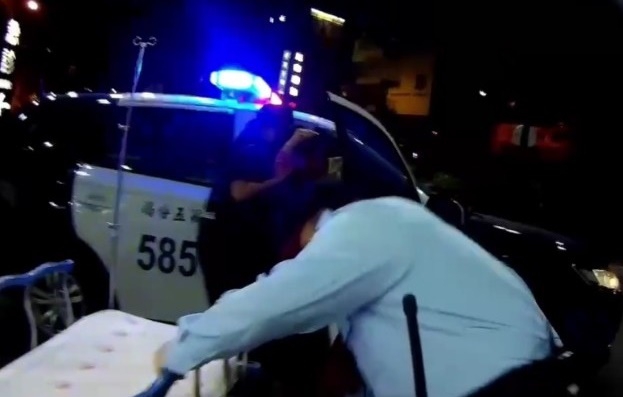 高齡孕婦深夜羊水破裂    警方開道火速送醫生產