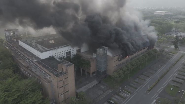 燒了22.5小時｜東華大學校園惡火，被批沒有化學消防車，消防局有話說！