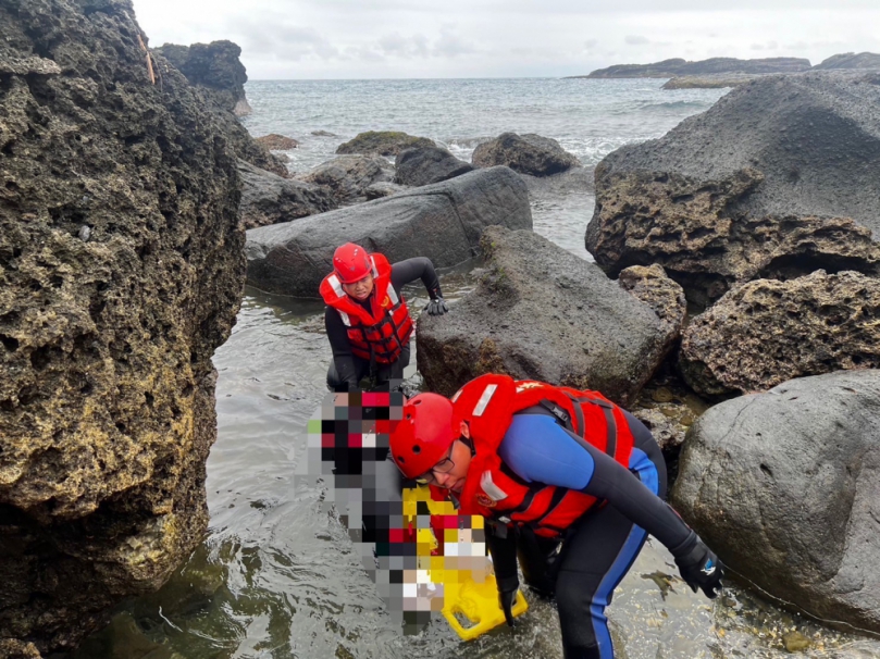 載沉載浮｜女屍浮腫無法判定年紀，石梯坪遊憩區驚見大體，海巡撈上岸！