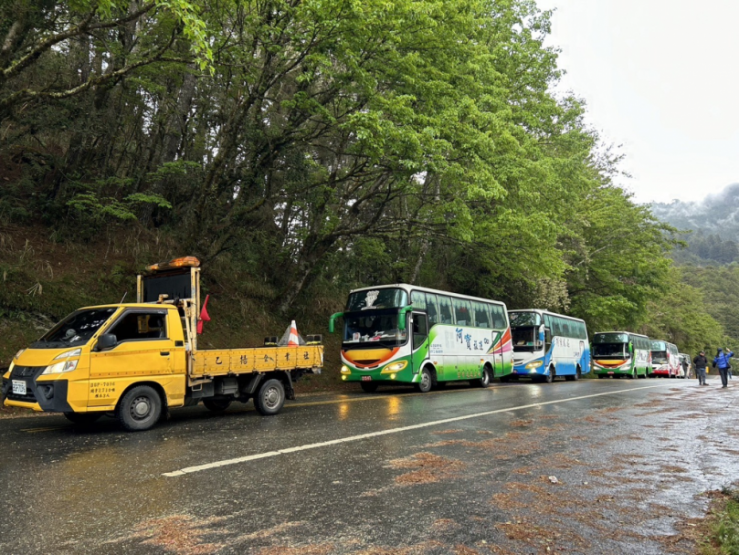 大撤離｜天祥245人受困4天4夜，落石不斷、路況很糟，太陽乍現、一掃陰霾，警往東往西兩頭護送脫險！