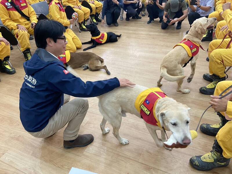 高雄特搜隊回駐地市長陳其邁迎接頒加菜金