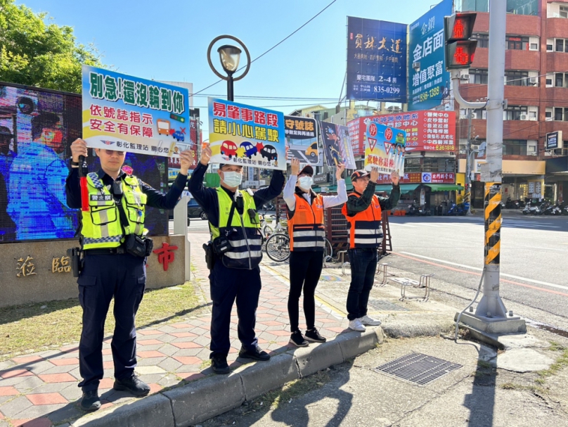 彰化監理站和警方在路口舉牌宣導「路口停讓」。（照片監理站提供）