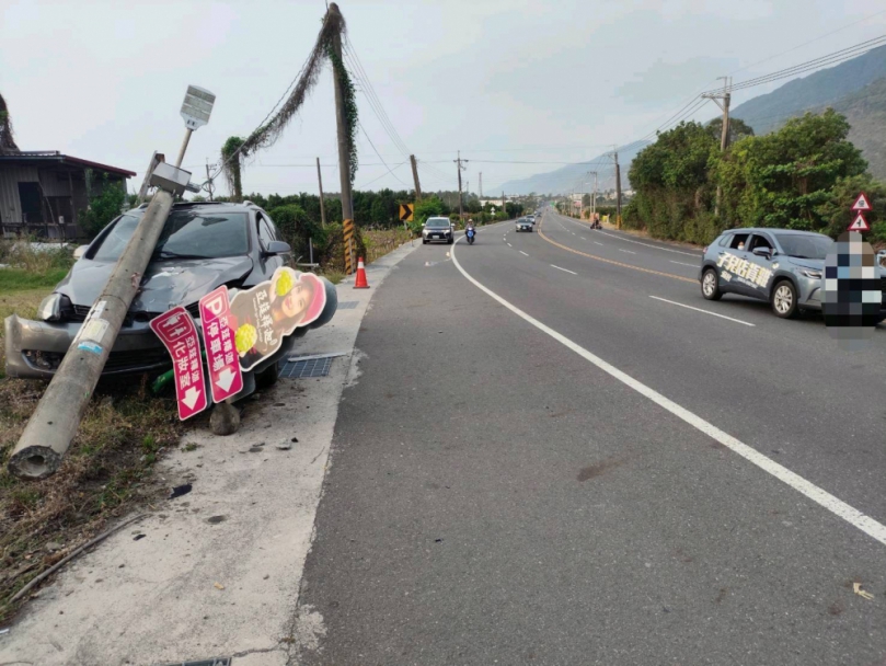 撞斷路邊水泥燈柱｜車毀1傷，大武警調查。