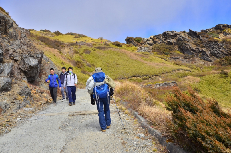 合歡山主峰步道｜步道破損不利行走，4/22日至8/18日，將進行鋪面改善施作！