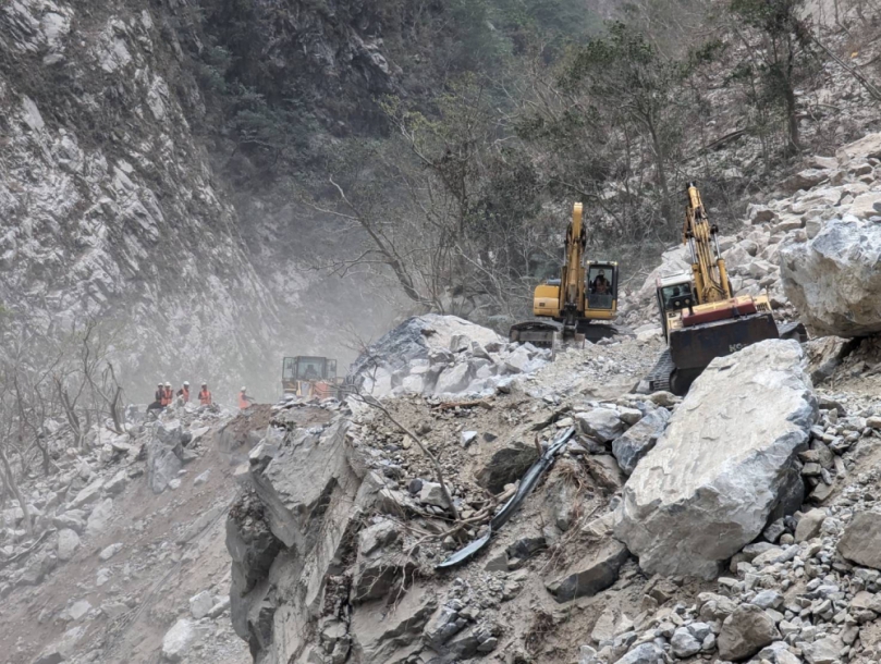 逾1000噸巨岩轟頂｜中橫公路流芳橋路段4/21日大規模坍方，4/22日15時搶通、17時警戒管制單線雙向放行！