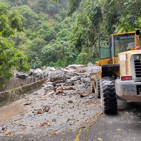 災情再現｜蘇花路廊強降雨，強震7.2災修路斷，台9線和仁至崇德路段，多處落石、崩塌，交通阻斷，入夜後已搶通！