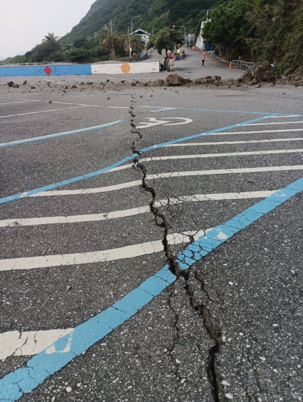 落石如雨下｜山崩地裂、民宅爆裂，震央轉進豐濱鄉，災情慘重、滿目瘡痍！