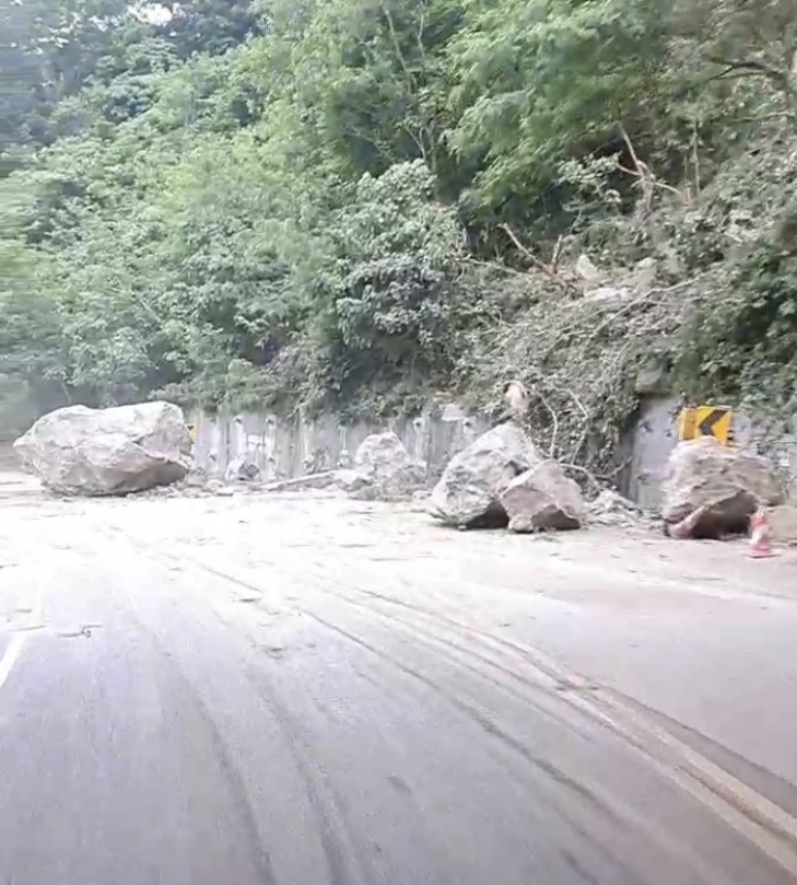 饅頭掉滿地｜4/23日密集群震，巨石如雨下，一個個大如房，悲情的花蓮縣海岸公路，行走要搏命…….！