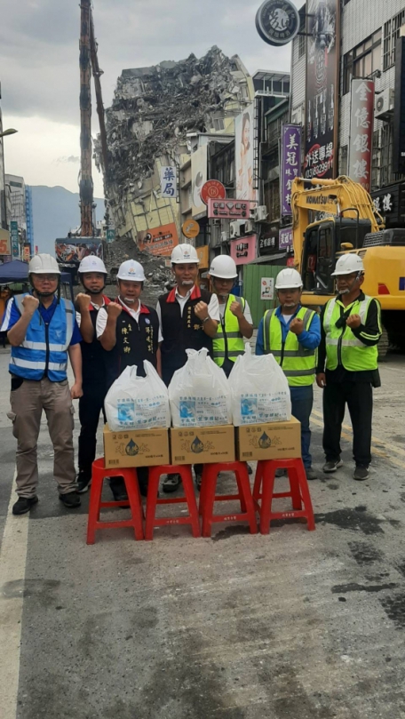 用消費支持重建｜傅崐萁關心受地震影響店家，採購商品贈與拆除現場工作人員！