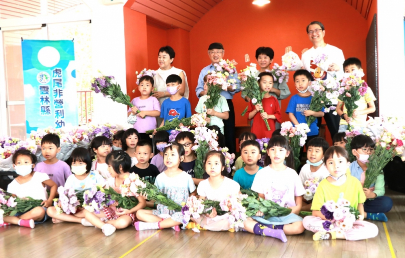 雲林虎尾非營利幼兒園與家扶中心 5/4舉辦愛心跳蚤市場溫馨送愛 家扶回贈母親花洋桔梗提前慶祝母親節 洋溢溫馨〜