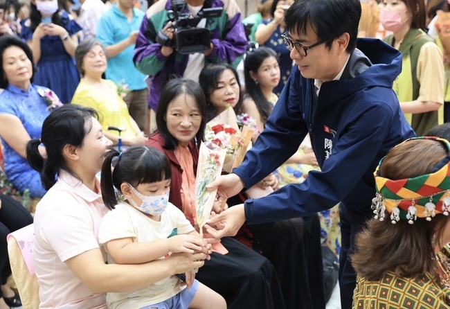 母親節將至高市表揚40名美力媽媽致贈康乃馨五月五日760字