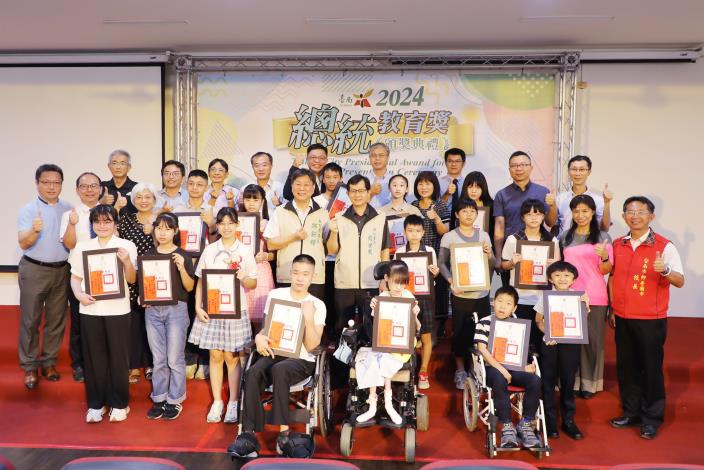 南市府頒獎表揚2024總統教育獎得主 黃偉哲：民與有榮焉