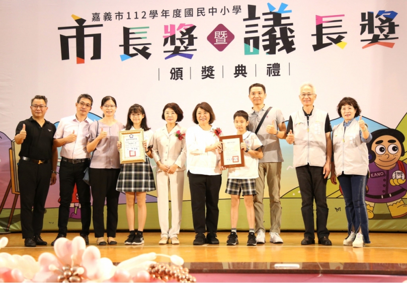 「垂範杏壇 楊承接棒」112學年度國中小應屆畢業生「市長獎」暨「議長獎」頒獎典禮 市長黃敏惠、議長陳姿妏送上祝福〜