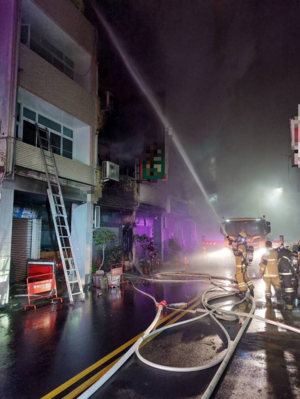 高雄透天厝凌晨大火 6旬婦跳樓逃生兒爬隔壁獲救