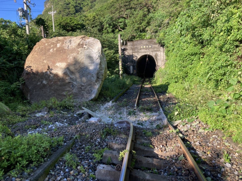 巨石崩落｜和仁隧道口，砸斷東正線鋼軌！