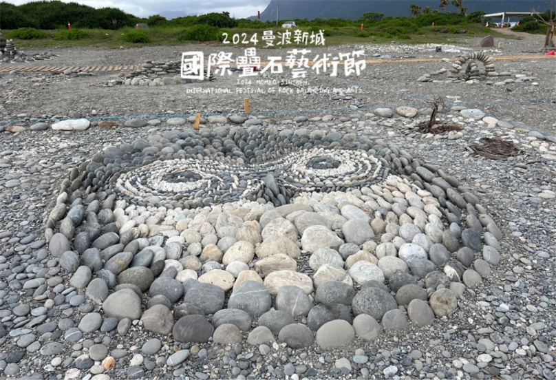 太有才了｜石頭可以疊成那麼美麗的圖案，新城鄉七星潭國際疊石藝術節，驚艷作品令人拍案叫絕！