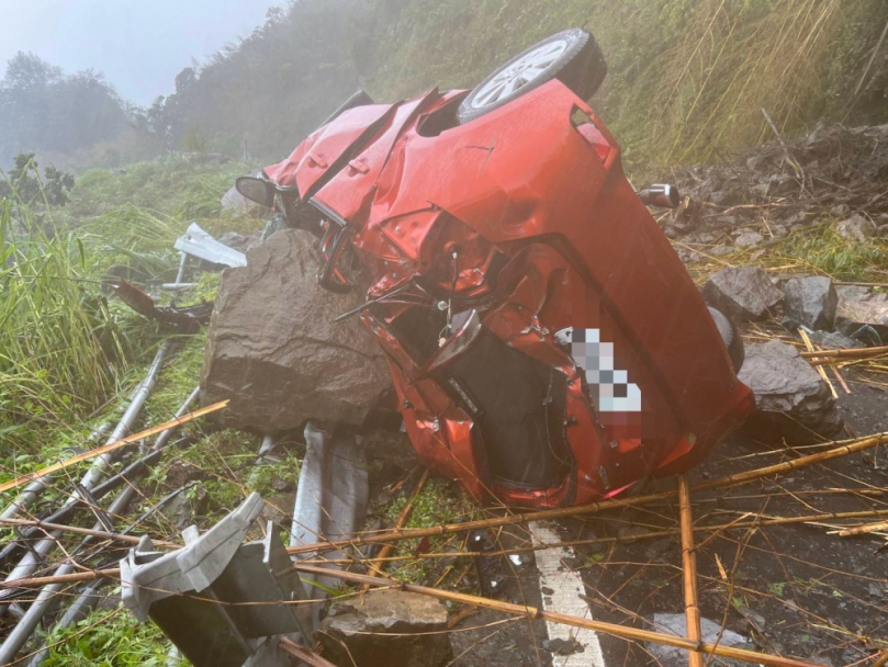 阿里山公路落石擊中自小客  林鐵處何姓小火車維修員無呼吸心跳  竹崎與中埔警消接力送下山