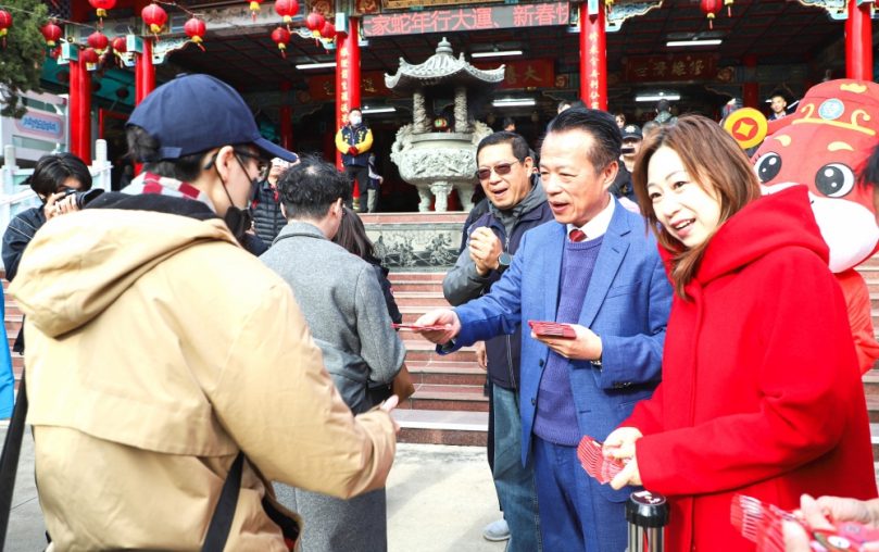 春節大年初一 嘉義縣長翁章梁等人走春宮廟發紅包 祈求嘉義縣發展順利〜