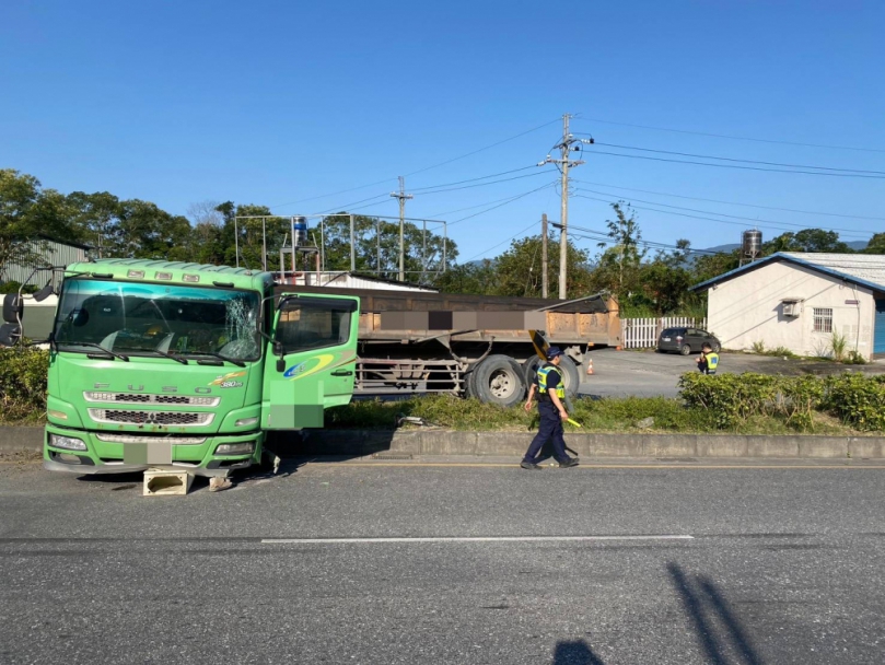 爆胎失控｜光復鄉臺九線232.5K，大貨車駛上分隔島！
