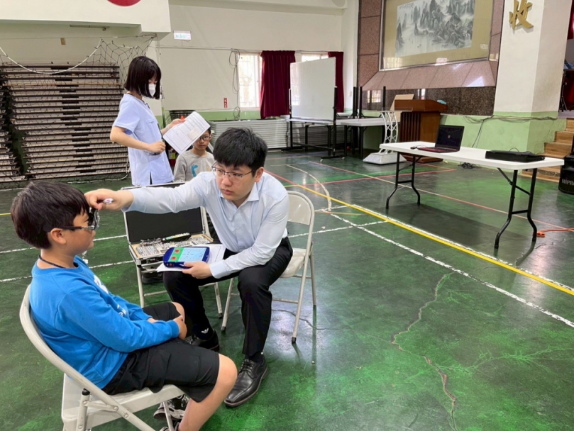 學童近視加深  信賴眼科義診列車開到頂六