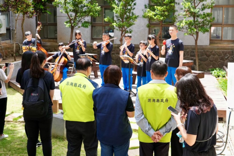 台中東明國小弦樂團快閃演出  澎縣府樂聲悠揚  東明國小校長姜韻梅表示，本次藉由萬海基金會贊助規劃本趟 「益起童行」旅程，一圓學童的飛機旅遊夢，非常榮幸與馬公國小進行音樂交流，接下來也規劃了淨灘及前往澎湖老人之家音樂演出等相關活動，期許孩童運用所學發揮助人為樂及環境共好精神，用實際行動回饋社會。