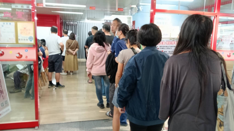 彰化縣信賴台灣之友會「愛心捐血」，捐血人排隊排到室外。（照片記者周為政攝）