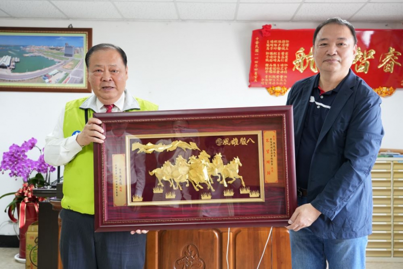 陳光復親頒漁會新任總幹事顏德福賀匾  期勉共造韌性與永續的漁業環境 陳光復表示，澎湖以海立縣，漁民朋友是地方發展不可或缺的重要的夥伴，他們長年以海為生、與天搏鬥，對地方繁榮與產業延續貢獻良多。縣府重視漁民權益，並透過多管齊下方式，提升漁民的作業環境。