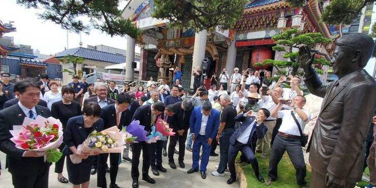 日本眾議員高市早苗率團參訪向前日本首相安倍晉三銅像獻花致意