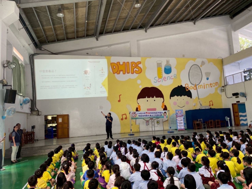 與現場師生700餘人互動｜臺東縣警察局少年隊結合臺東縣政府少年輔導委員會，至東海國小入校反毒、反詐騙宣導！