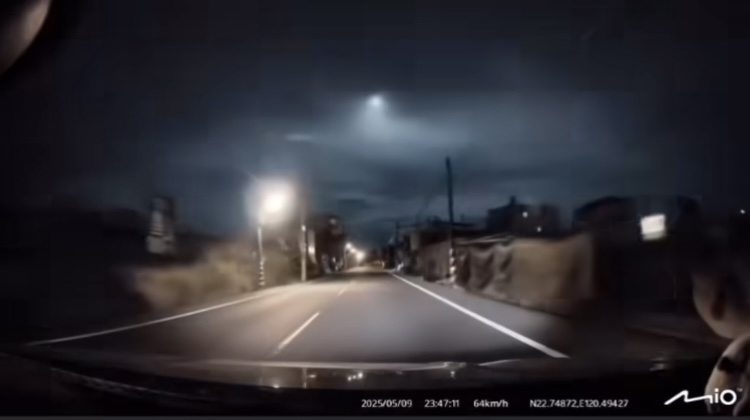 慧星掠過？｜藍色亮光劃破台灣上空，三仙台等東海岸，暗夜變白晝！