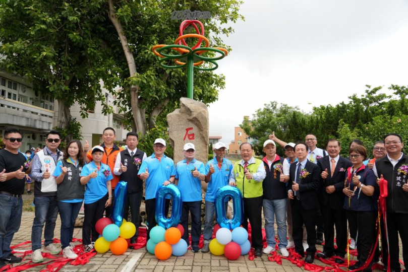 石泉國小百週年校慶熱鬧登場 陳光復出席祝賀 肯定百年辦學貢獻 澎湖縣長陳光復受邀出席，與全校師生、歷屆校友、家長及各界來賓齊聚一堂，共同見證這歷史性的時刻。應邀出席貴賓還包含議長陳毓仁、副議長藍凱元、議員蘇陳綉色、議員莊光大、議員呂黃春金、馬公市長黃健忠、楊曜立委辦公室主任段湘玲、、、等等貴賓與會，恭賀石泉國小百週年校慶。