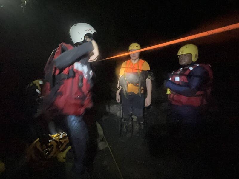 繩索橫渡湍急溪流｜暗夜救援、十萬火急，八里灣溪23名受困登山客，全部平安脫險！