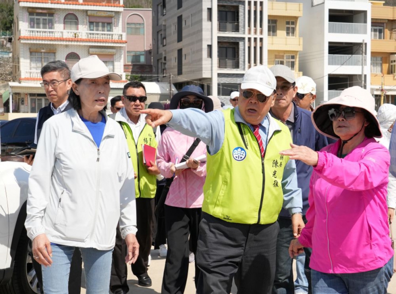 許月里縣政總質詢　陳光復率隊前進西嶼關心地方發展需求 此次考察重點包含外垵漁港西碼頭設置觀潮亭、外垵製冰廠設置需求、社區入口意象規劃，以及合界漁港防波堤與周邊設施的改善等，期能全面提升地方建設品質與居民生活環境。