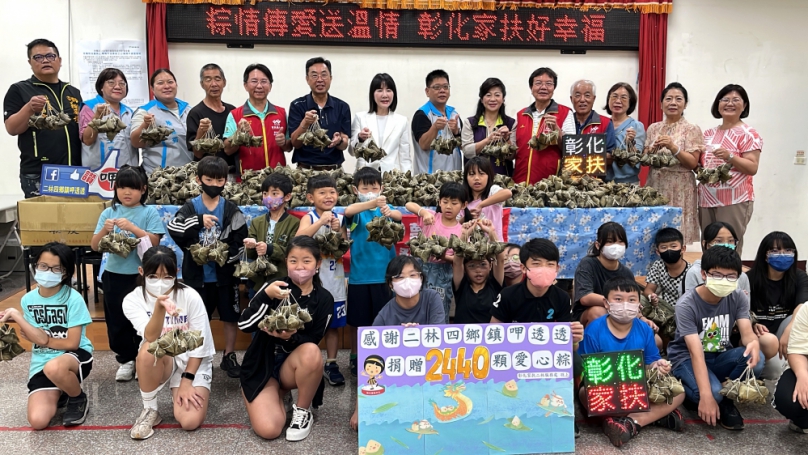 「二林四鄉鎮呷透透」臉書版主林煌凱，號召社團募集愛心粽給家扶。（照片家扶提供）