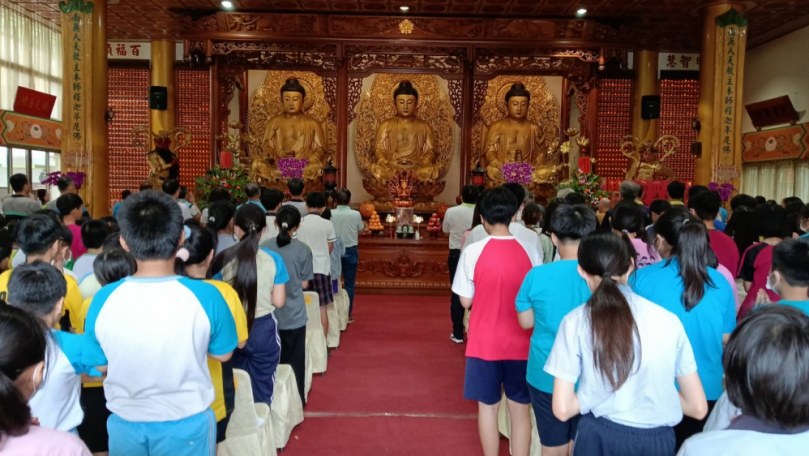 員林禪寺承善會頒發清寒優秀學童獎助學金，頒發前先向佛祖行禮。（照片記者林碧珠攝）