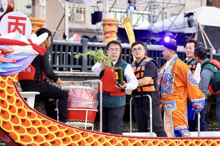2025臺南國際龍舟錦標賽熱鬧開幕 水火雙龍共舞運河